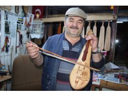 Kemençe Ustasından Cumhurbaşkanı Gül’e “gül” Figürlü Kemençe