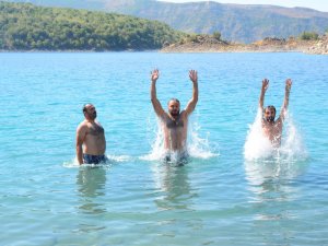 Dünyanın İkinci Büyük Krater Gölünde Serinliyorlar