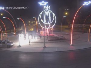 Kavşaktaki Evlilik Teklifi Mobese Kameralarına Yansıdı