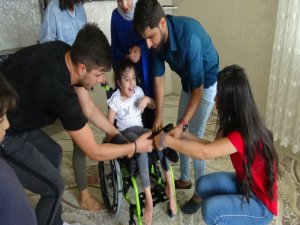 Gençler Engelli Kız İçin Çöplere Girdi