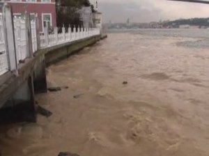 Deniz Çamura Bulandı