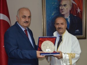 Prof Dr. Emin Aşıkkutlu, Trabzon Üniversitesi Rektörlüğü Görevini Teslim Aldı