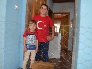 Oğluna Kızdı, Evin Dört Bir Tarafını Tel Örgüyle Kapattı