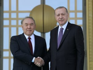 Kazak Mevkidaşını Resmi Törenle Karşıladı