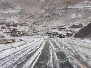 Eğribel Geçidi Dolu Yağışıyla Beyaza Büründü