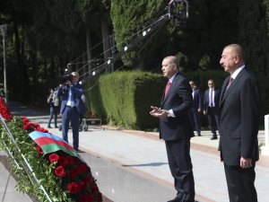 Aliyev’in Kabrini Ve Şehitlikleri Ziyaret Etti