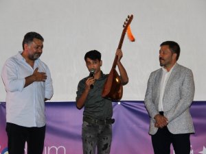Müslüm Gürses’in İlk Sazı Ona Hediye Edildi