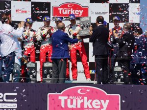 Şampiyonlar Kupalarını Erdoğan’ın Elinden Aldı