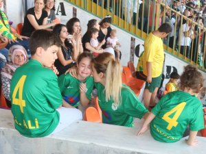 Babası Yere Düşünce Tribünde Gözyaşlarına Boğuldu