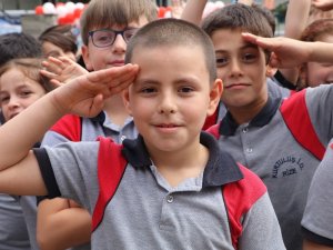 İstiklal Marşı Okunurken Asker Selamı Veren Çocuğun Hayali Asker Olmak