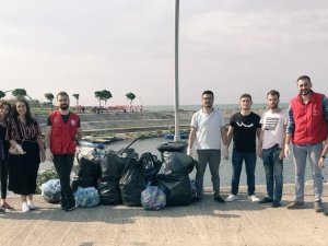 Deniz Kıyısından Bir Saatte 13 Büyük Poşet Çöp Topladılar