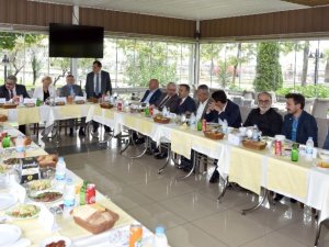 Rus Büyükelçi Yerhov Trabzon’da İşadamları İle Yemekte Buluştu