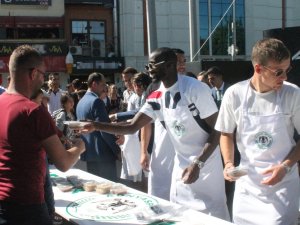 Futbolcular Vatandaşlara Aşure Dağıttı
