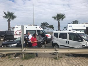 Trabzon'da otomobil ile hafif ticari araç çarpıştı 2 yaralı