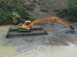 Sera Gölü’nü Yüzen Kepçe İle Temizliyorlar