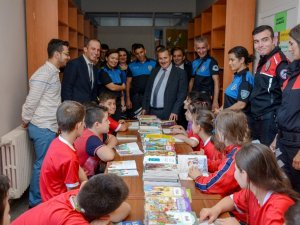 Trabzon Emniyeti Öğrencilere Kırtasiye Malzemesi Ve Kitap Yardımı Yaptı