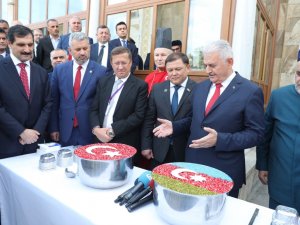 Binali Yıldırım Azerbaycan’da Aşure Dağıttı