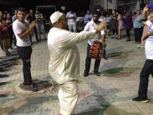 Davetsiz Suriyeli’den Düğünde Göbek Şov
