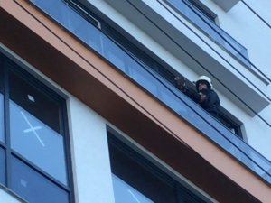 Balkonda Sıkışan Doğanı İtfaiye Kurtardı