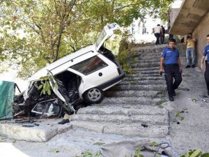 Gümüşhane’de Otomobil Merdivene Düştü: 1 Ölü