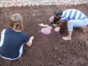 Diri Diri Toprağa Gömüldüler