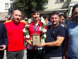 Dünya 3.’sü Genç Güreşçiye Memleketinde Coşkulu Karşılama