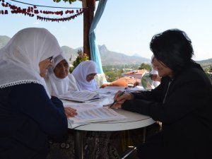 80’lik Ninelerin Okuma Azmi: Balkonu Sınıfa Çevirdiler