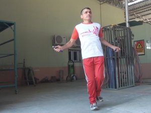 Tek Ayakla 1 Dakikada 252 Kez İp Atlayarak Rekor Kırdı