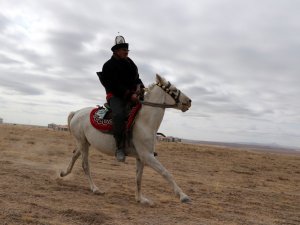 Yılkı Atları Kırgızların Elinde Evcilleşiyor