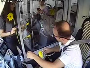 Yolcuları Çiçeklerle Karşılıyor