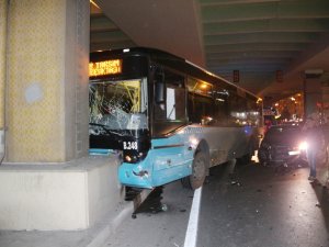 Halk Otobüsü Köprünün Ayağını Çarptı