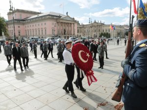 Erdoğan, Neue Wache Anıtını Ziyaret Etti