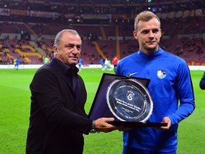 Galatasaray’dan Bb Erzurumspor’lu Futbolcu Lennart Thy’e Plaket