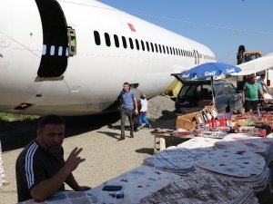 Trabzon’da Pistten Çıkan Uçağı Pazar Yerinde Gören Pazarcılar Ne Yapacağını Şaşırdı