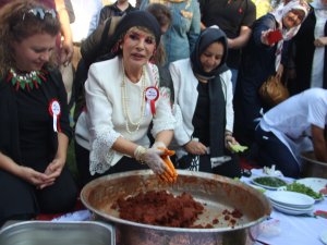 Şanlıurfa’da Hülya Koçyiğit Çiğ Köfte Yoğurup Halay Çekti