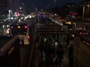 Metrobüs Arızası Yaptı, Metrelerce Uzunlukta Kuyruk Oluştu