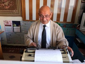Daktilosuyla Arzuhalcilik Mesleğini Yaşatıyor