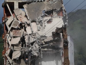 Rize'deki 7 Katlı Binanın Yıkımı 2. Gününde Devam Ediyor