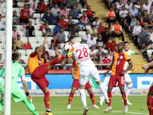 Dong Galatasaray’ı İpten Aldı