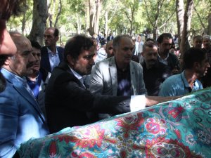 Ünal Karaman Annesine Veda Etti