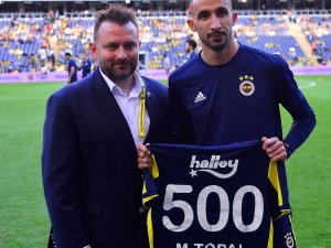 Mehmet Topal’a 500. Maç Ödülü