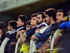 Taraftarlar Tribünü Terk Etmedi