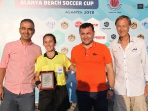 İlk Fıfa Kokartlı Plaj Futbolu Hakeminden Veda