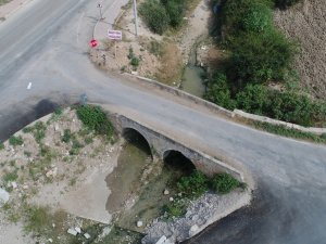Tarihi Köprüye Hem Asfalt Hem Beton Döküldü