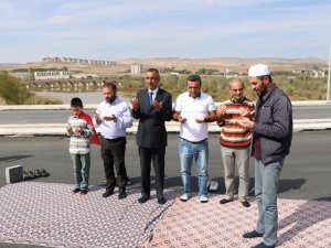 Hayallerindeki Köprünün Üzerinde Şükür Namazı Kıldılar
