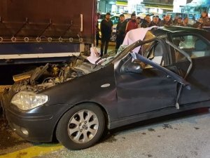 Otomobil Tırın Altına Girdi: 1 Ölü, 1 Yaralı