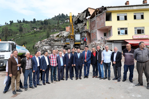 Rize'de Altından Dere Geçen Binanın Yıkımına Devam Edildi