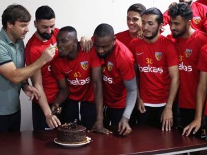 Mensah’a Sürpriz Doğum Günü Sürprizi