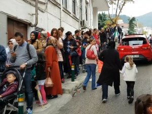 Kuyruğu Görenler Hediye Dağıtıldığını Sandı