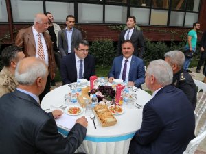 Gümüşhane’de Muhtarlar Yemekte Buluştu